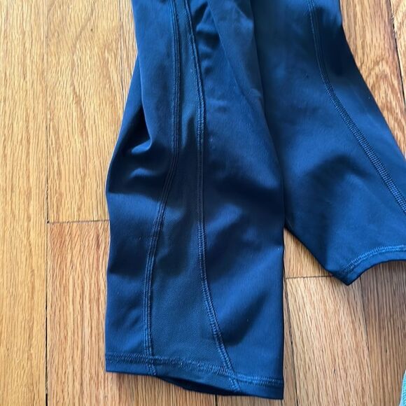 Lululemon sz 4 Train Times Crop (17" )
Nocturnal Teal excellent pre owned cond - Picture 12 of 13